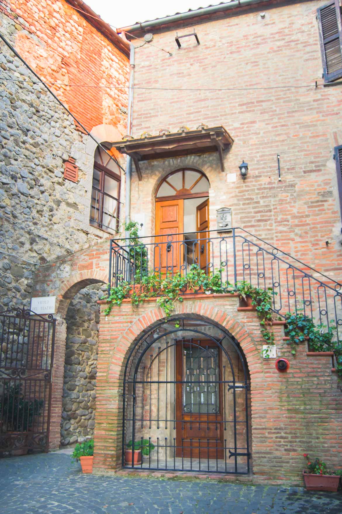 Quali Sono i Danni Causati dai Tarli del Legno?